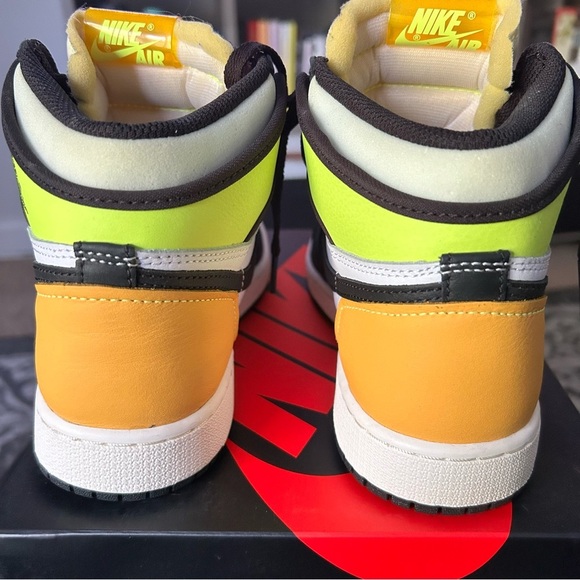 Jordan 1 Retro High OG "VOLT GOLD" | 4.5Y (GS) | blk wht gold yellow | Like New - Picture 6 of 12
